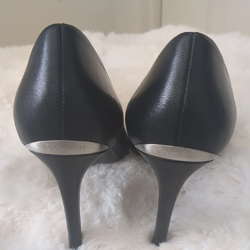 Calvin Klein Black Heels with Pointed Toe and Stiletto Design - Picture 2 of 6